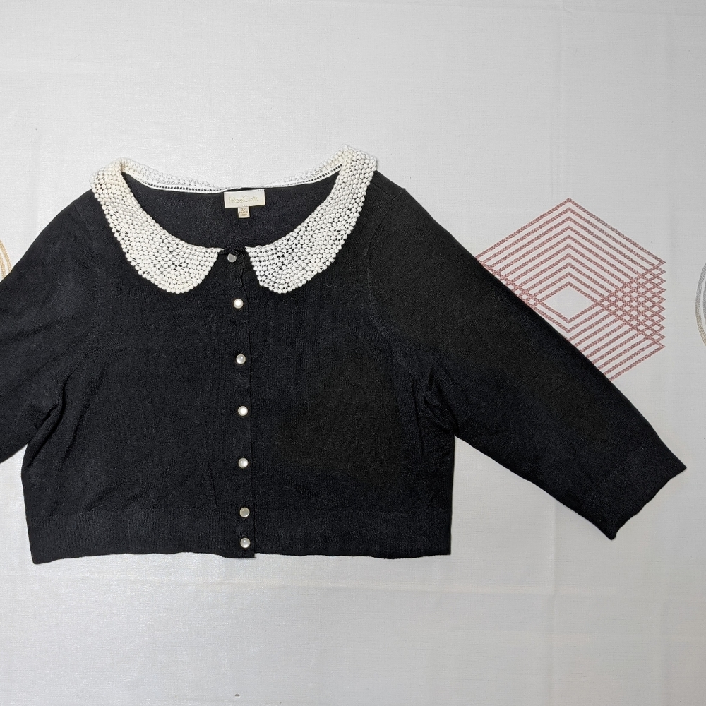 Black cropped cardigan with lace collar